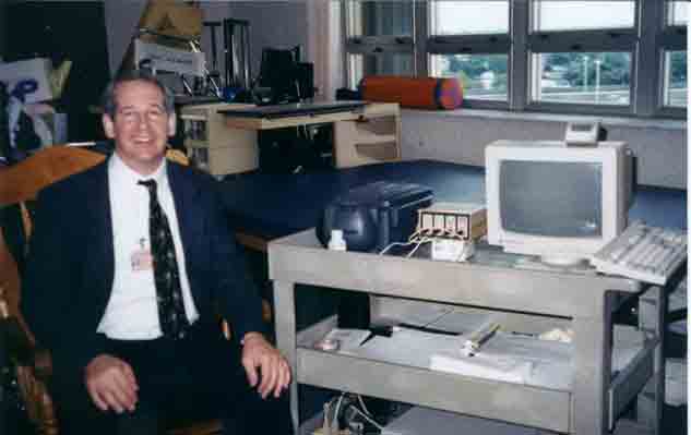 Robert Fels with his Mobil Biofeedback Instrument Cart.